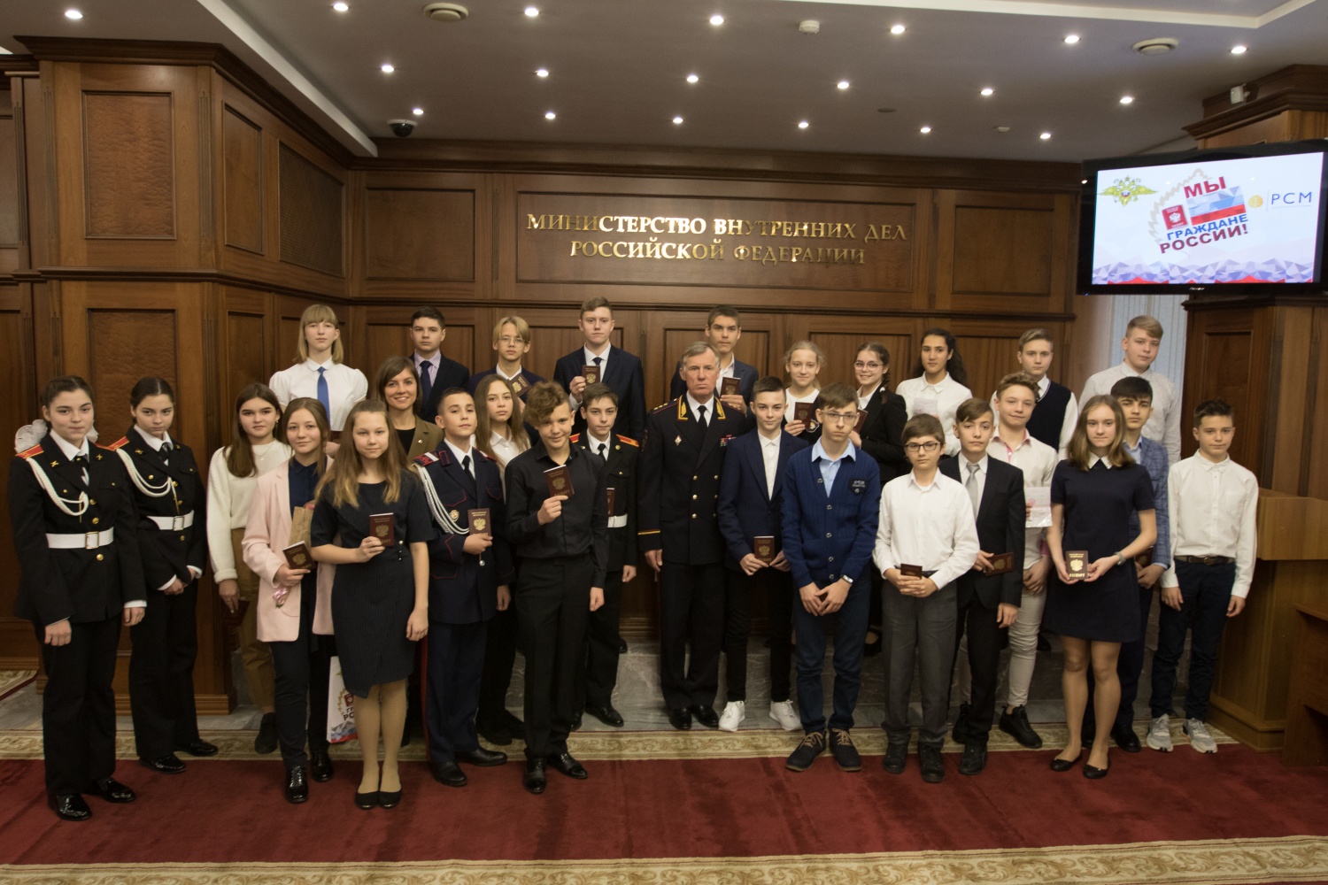 27 школьников из 9 регионов получили паспорта в МВД России
